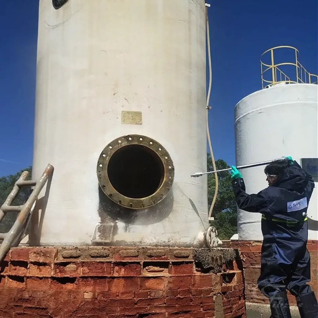 Processo de hidrojateamento em tanque
