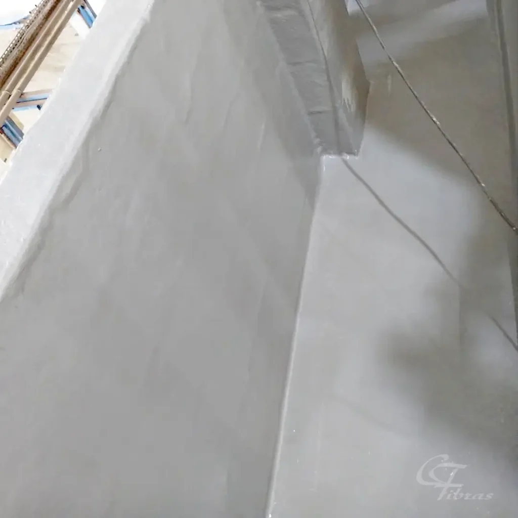 Revestimento PRFV de muro de contenção com pintura