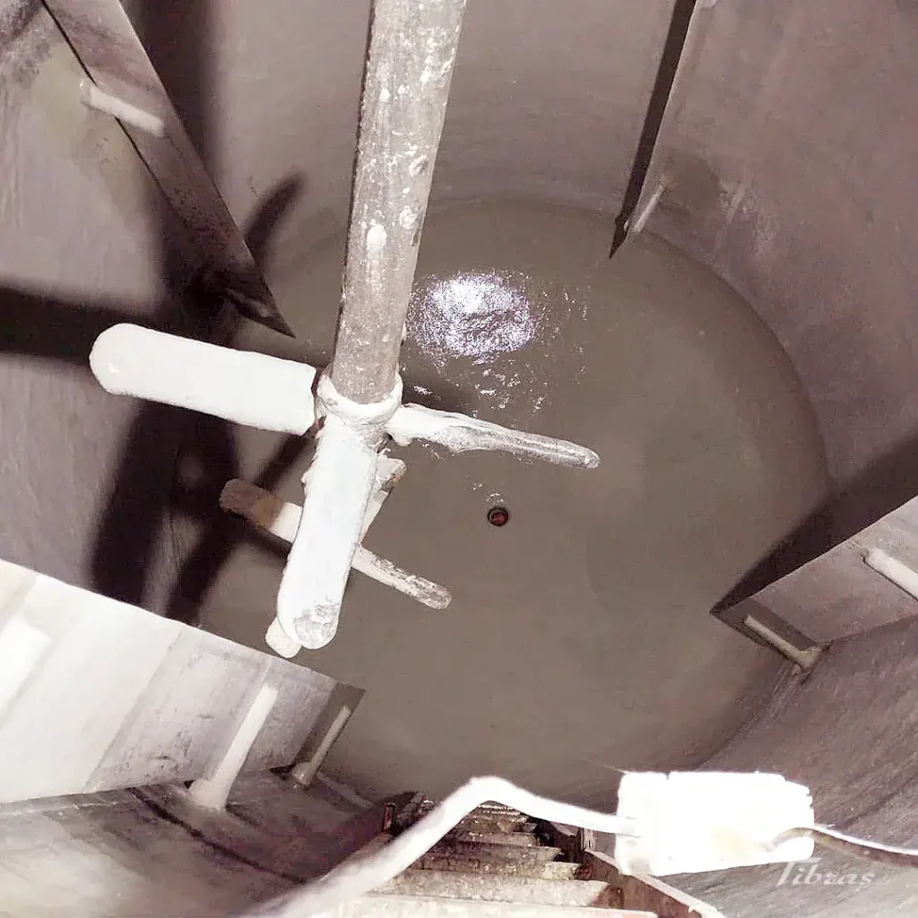 Impermeabilização interna em fibra de vidro em tanque de aço carbono finalizada